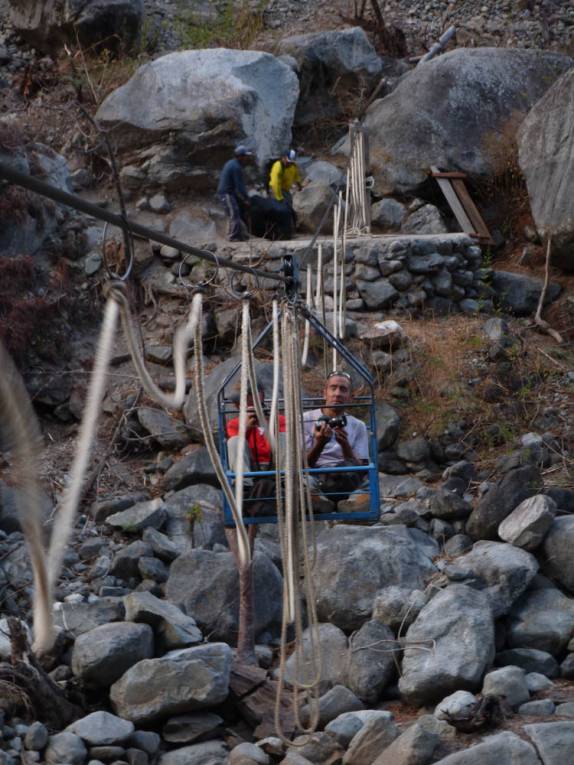 Com o Gustavo, atravessando de teleférico o rio Apurimac, a caminho das ruínas de Choquequirao, no Peru